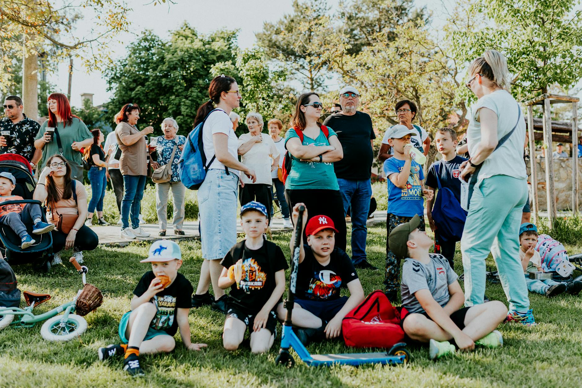 Ilustracja symbolizująca Dzień Ziemi, z elementami przyrody i miasta Żary.