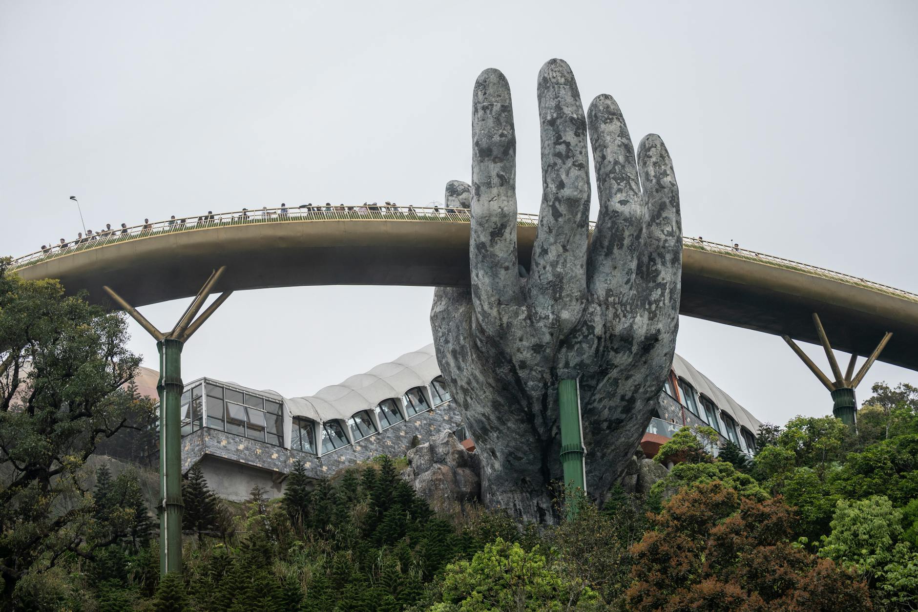 Zabytkowa kamienica w Żarach przed renowacją, z widocznymi śladami czasu, oczekująca na dofinansowanie z programu dotacji na odnowę zabytkowych kamienic Żary.