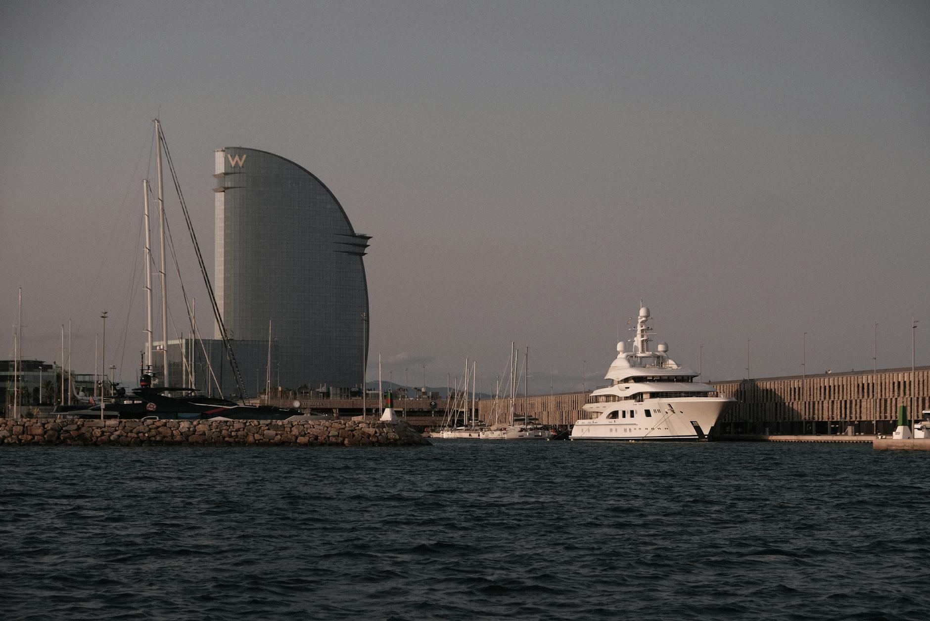 Mapa Żar z zaznaczonymi potencjalnymi obszarami przerw w dostawie prądu i alertem smogowym