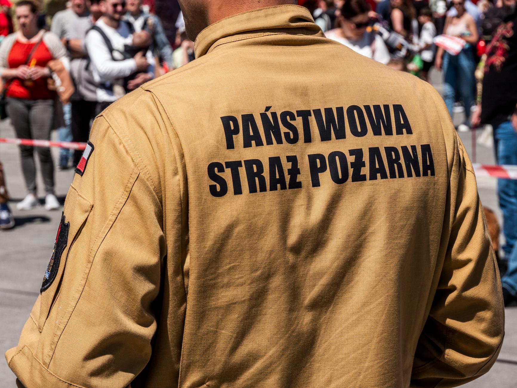 Uczestnicy siódmego Marszu dla Życia i Rodziny w Żarach manifestują swoje poparcie dla wartości rodzinnych.